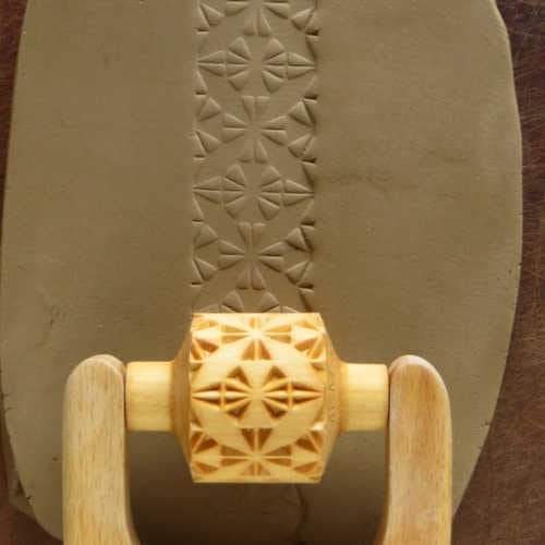 MKM RM-009 Medium Handle Roller – 4 Leaf Quilt Block