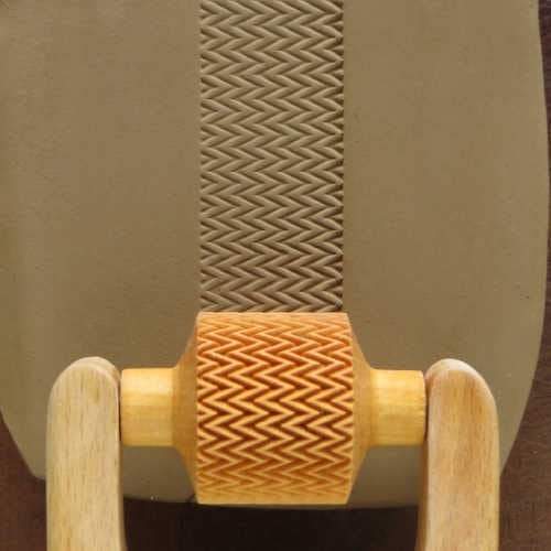 MKM RM-015 Medium Handle Roller – Loose Zigzag