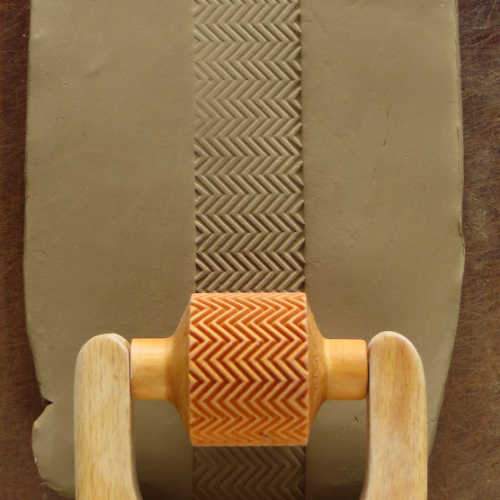 MKM RM-016 Medium Handle Roller – Small Zigzag
