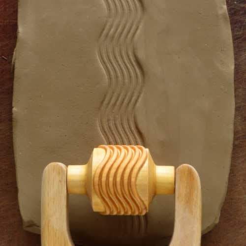 MKM RM-017 Medium Handle Roller – Wavy Lines