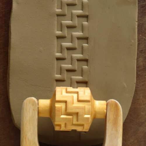 MKM RM-018 Medium Handle Roller – Large Diagonal Zig Zag