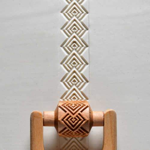 MKM RM-052 Medium Handle Roller – Overlapping Squares