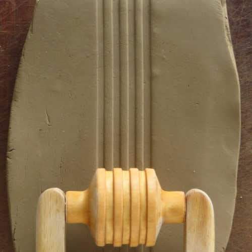 MKM RM-101 Medium Handle Roller – 4 Wide Parallel Grooves