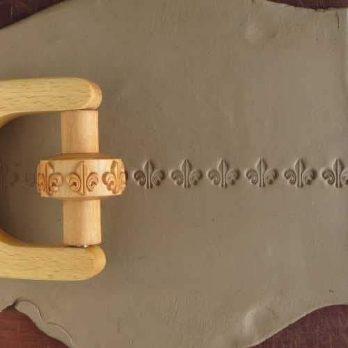 MKM RS-027 Small Handle Roller – Fleur-de-lis