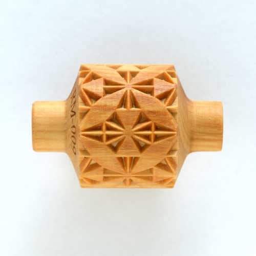 MKM RM-009 Medium Handle Roller – 4 Leaf Quilt Block