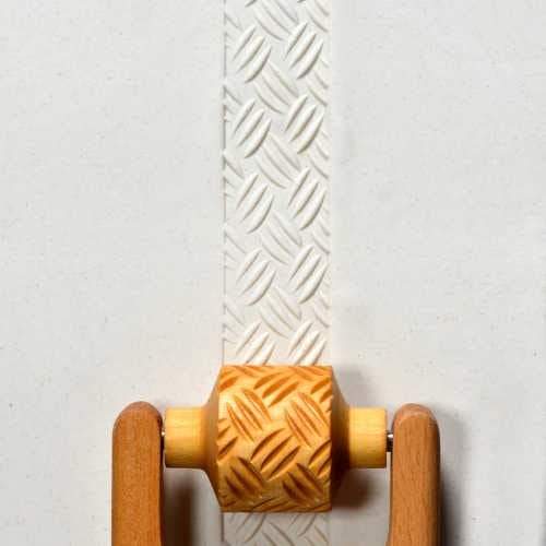 MKM RM-044 Medium Handle Roller – Basket Weave 2